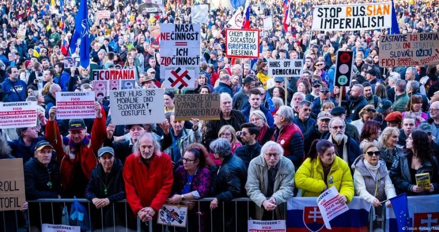 В Словакии многотысячные митинги против Фицо и его дружбы с Россией