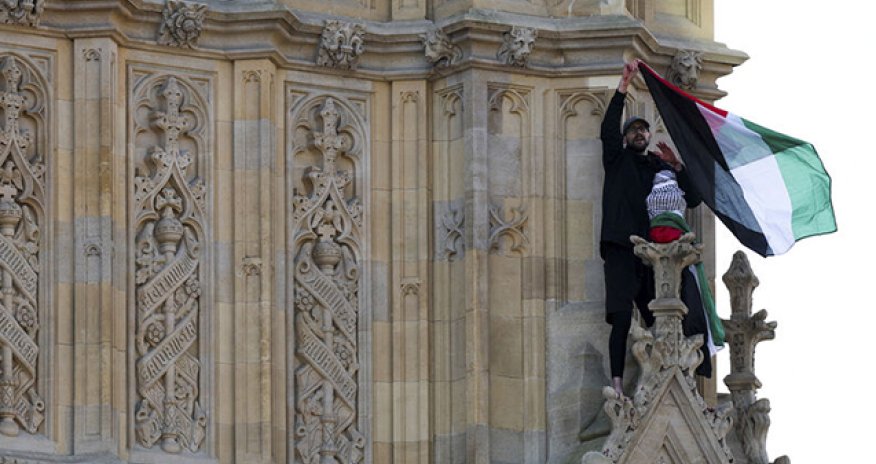 Londonda nümayişçi Fələstin bayrağı ilə &ldquo;Big Ben&rdquo;ə dırmaşıb
