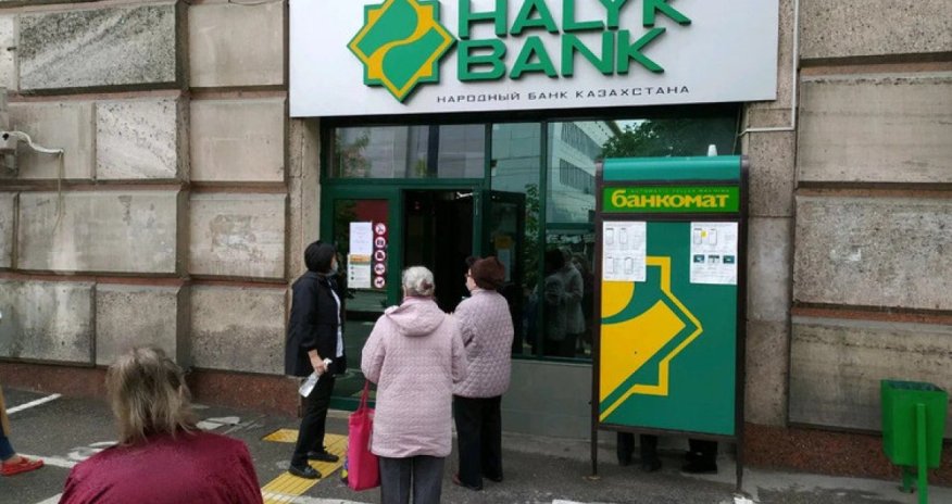 Россиянам массово заблокировали счета