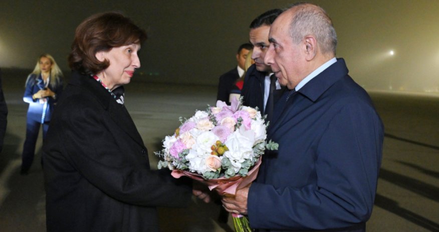 Президент Северной Македонии прилетела в Баку
