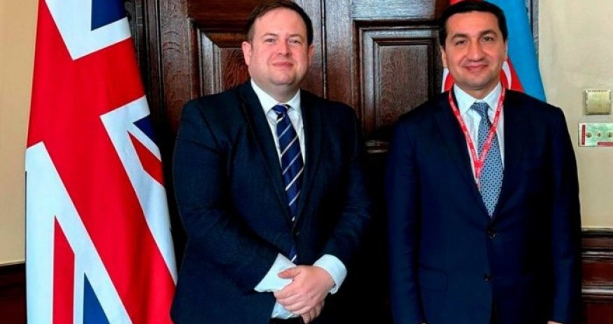 Hikmət Hacıyev Britaniyanın rəsmi şəxsləri ilə görüşüb