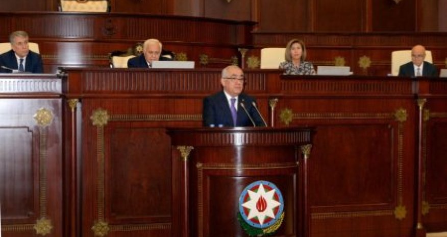 Əli Əsədov Paralamentdə hesabat verir