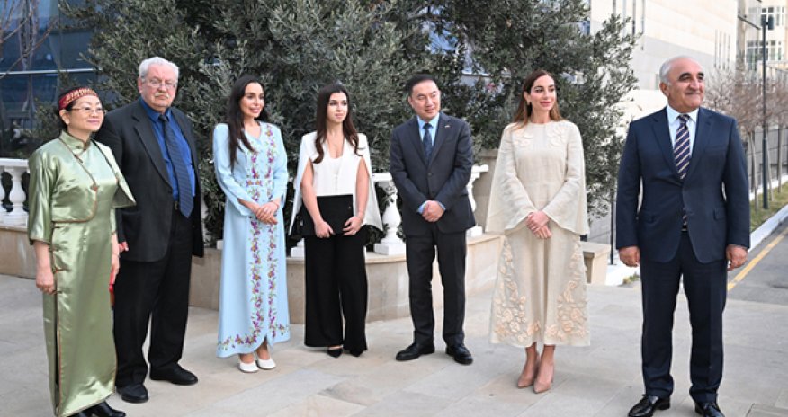 Leyla və Arzu Əliyevalar Çin dili təhsili alan tələbələrlə