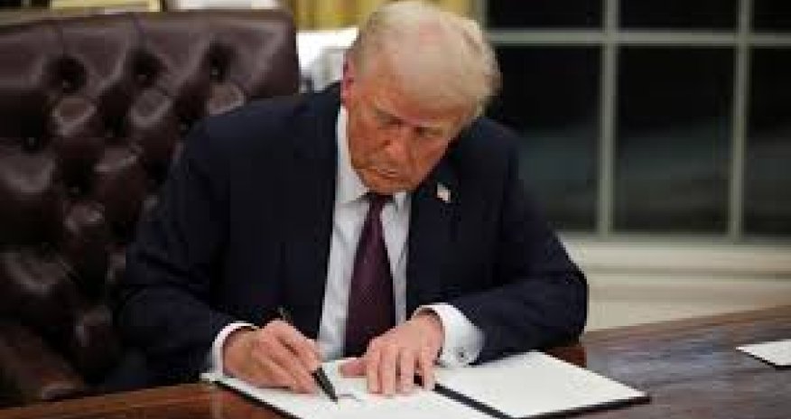 Tramp &ldquo;Azadlıq radiosu&rdquo; və &ldquo;Amerikanın səsi&rdquo; ilə bağlı fərman imzalayıb