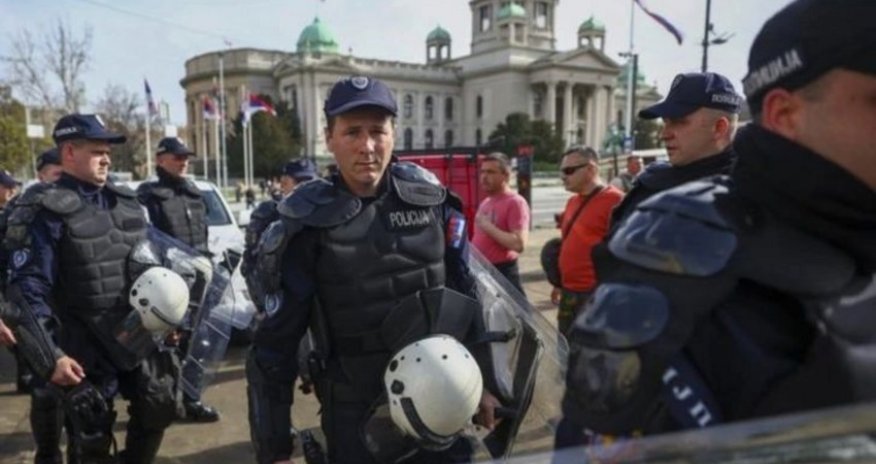 Belqradda etirazçı prezidentin iqamətgahını partlatmaqla hədələyib