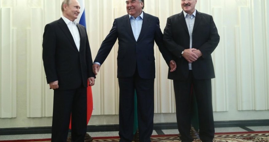 Президенты РФ, Беларуси и Таджикистана проводят неформальную встречу