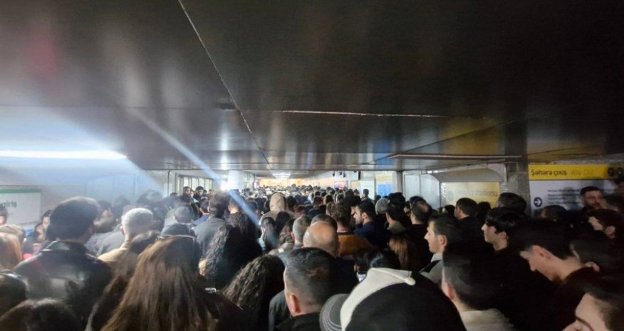 На станции метро "Кероглу" наблюдалась высокая плотность пассажиров