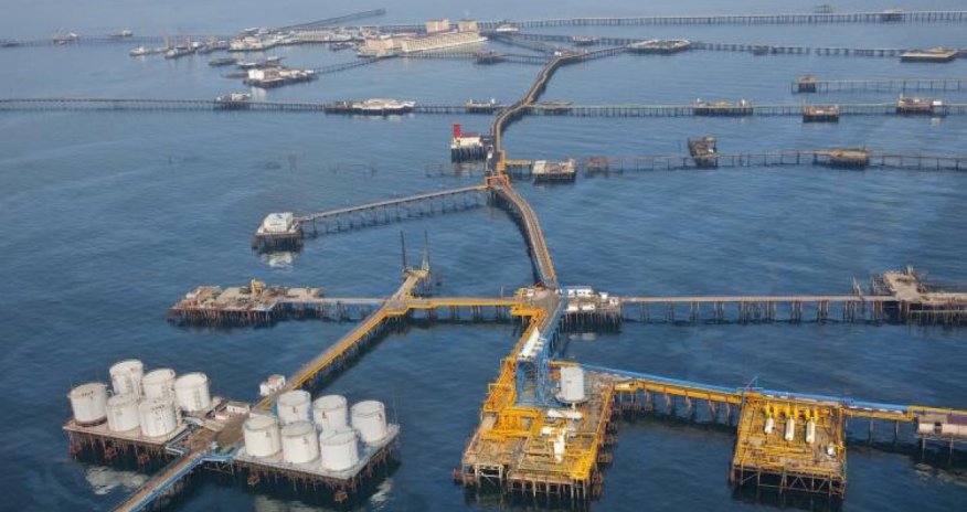На &laquo;Нефтяных Камнях&raquo; кран упал в море