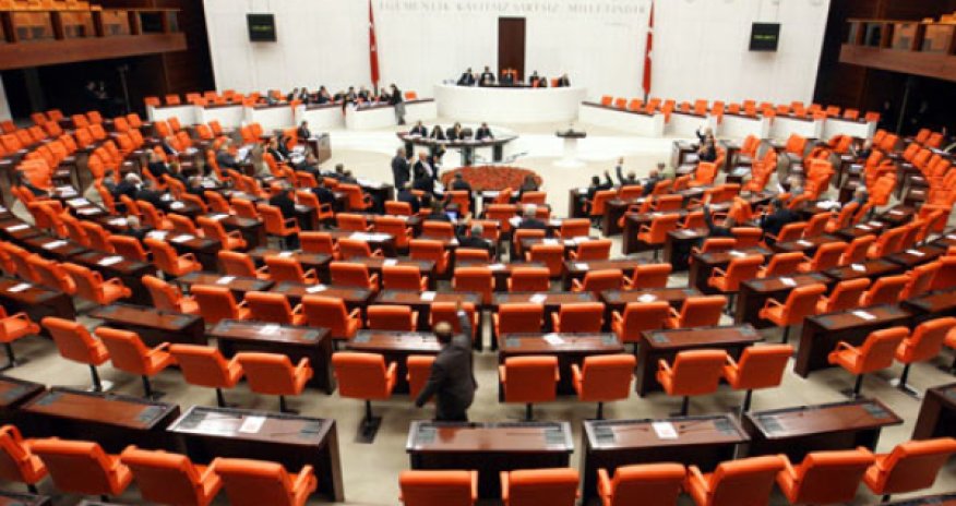 Турецкая оппозиция протестует в парламенте