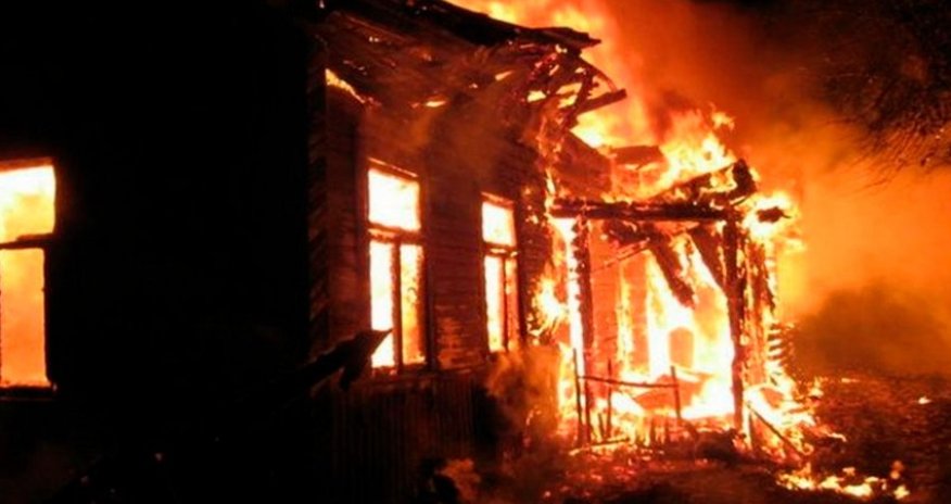 Şəmkirdə dördotaqlı ev yanıb