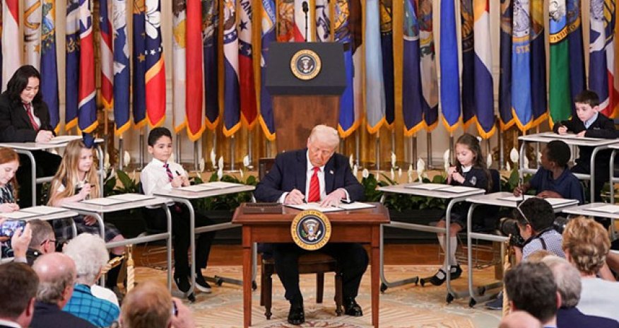 Tramp Təhsil Nazirliyini ləğv edir