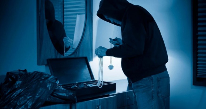 Bakıda evdən 20 min manatlıq oğurluq olub