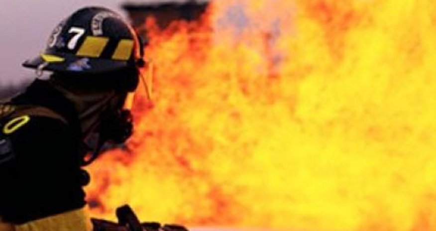 Во Владивостоке десятки автомобилей сгорели при пожаре на парковке