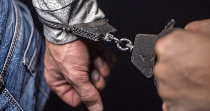 Həyat yoldaşını tavandan asaraq öldürməkdə şübhəli bilinən şəxs saxlanılıb