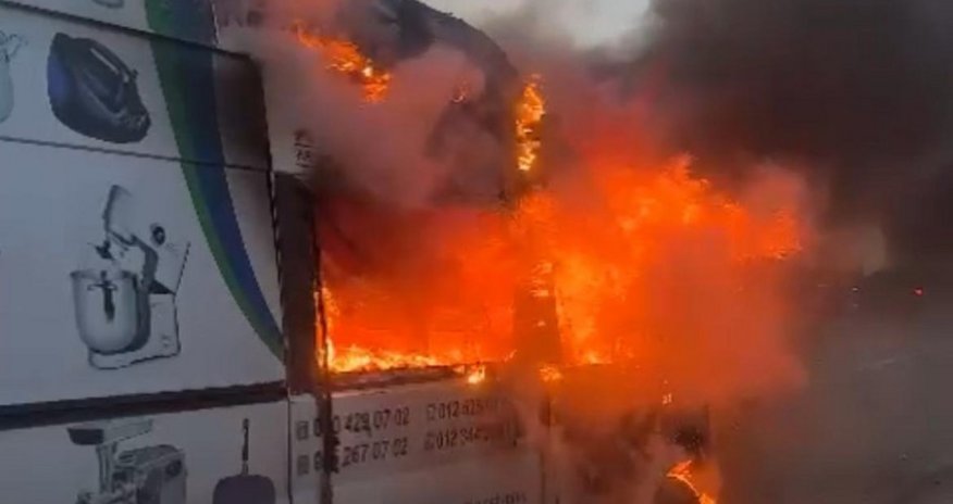 
На внешней кольцевой дороге в Ясамале сгорел грузовой автомобиль