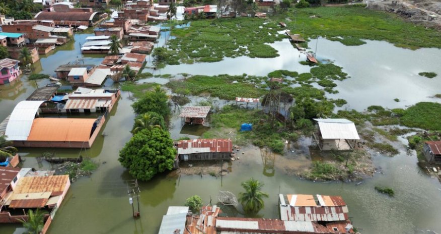 В Боливии объявили режим ЧС из-за наводнений