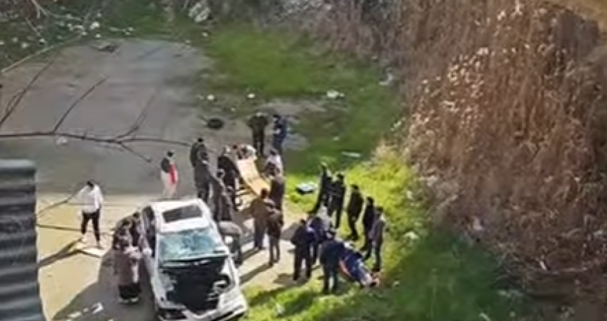 Yasamalda avtomobil dərəyə aşıb