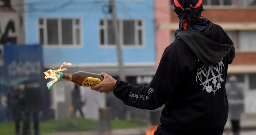 İsveçdə naməlum şəxs məscidə içərisində yandırıcı qarışıq olan butulka atıb