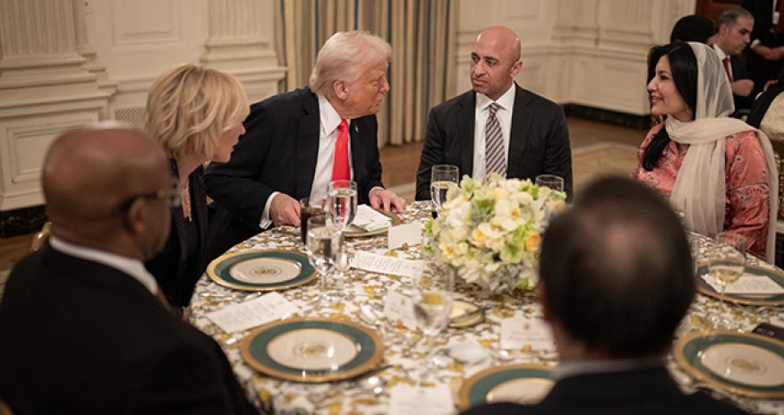 Tramp Ağ Evdə iftar verib