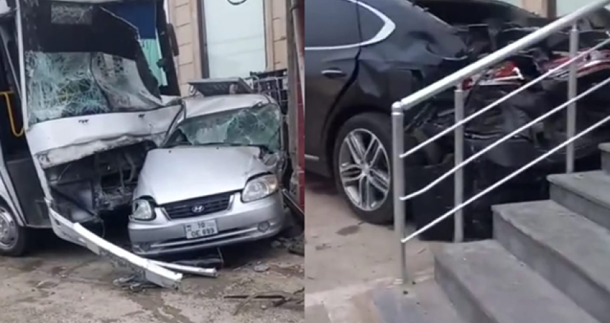 Bakıda sərnişin avtobusu iki maşınla toqquşub - Video