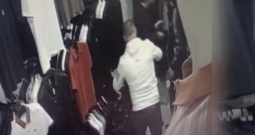 Mağazadan aldığı geyimin ödənişi etməyib satıcını hədələyən şəxs saxlanılıb -Video