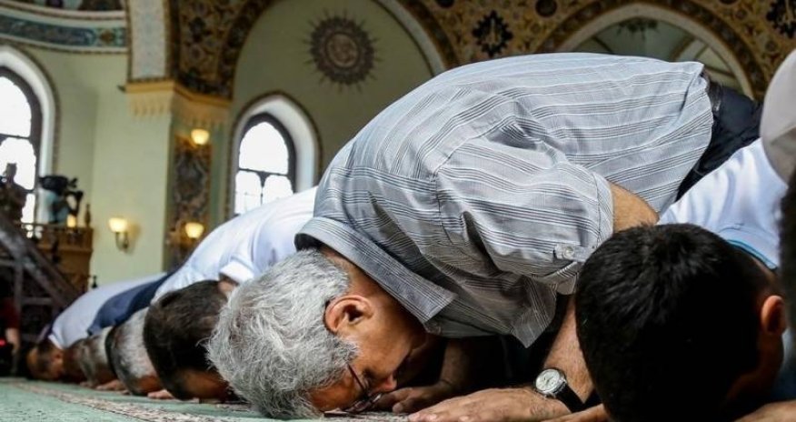 Ramazan ayının başa çatması ilə əlaqədar məscidlərdə bayram namazı qılınıb