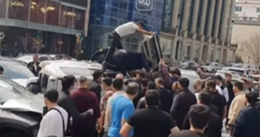 Bakıda avtomobil aşıb - Video