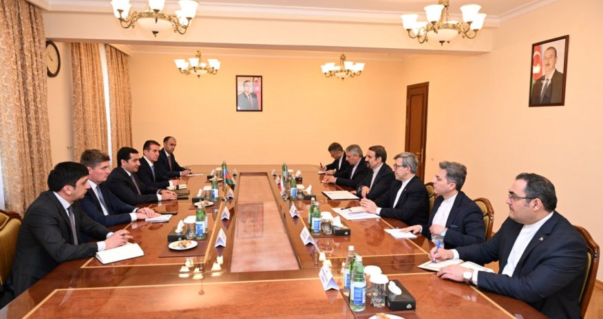 Hikmət Hacıyev Sənayi ilə görüşüb