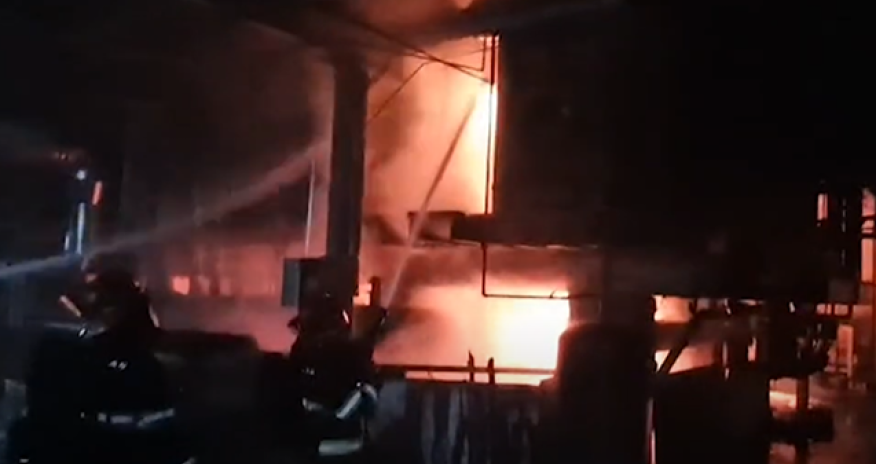 Sumqayıtda şüşə sexində yanğın baş verib - Video