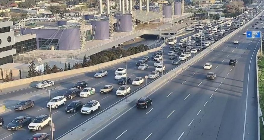 В Баку на ряде улиц и проспектов наблюдаются пробки