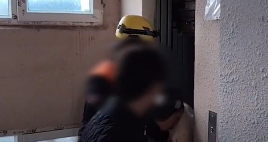 Bakıda liftdə qalan gənclər xilas edilib - Video