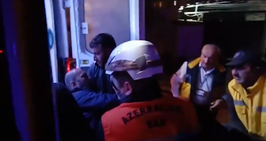 Avtomobildə sıxılı vəziyyətdə qalan vətəndaş xilas edilib - Video