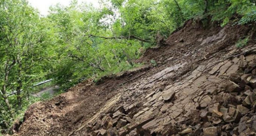 Qaxda dağlıq ərazidə torpaq sürüşməsi olub