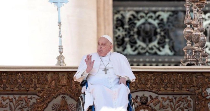 Papa xəstəlikdən sonra ilk dəfə ictimaiyyət arasında