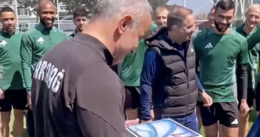 Футболисты подарили Гурбану Гурбанову новый планшет