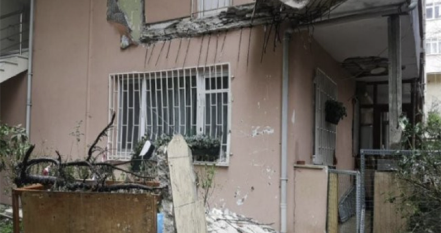 Yasa gedən 5 nəfər xəsarət alıb - Evin eyvanı uçub