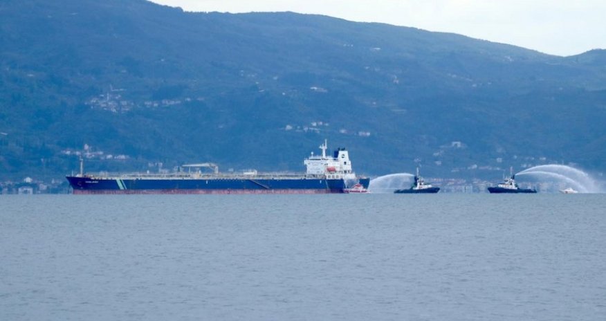 В Мраморном море близ Стамбула загорелся танкер