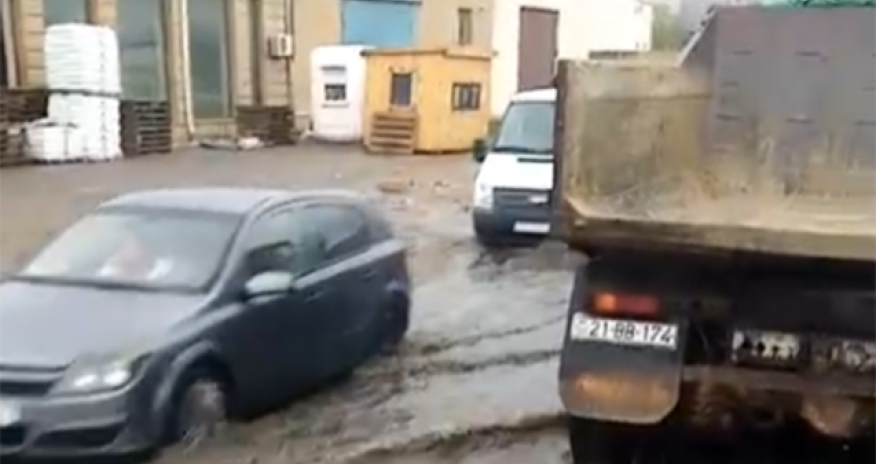 Yağışdan sonra Xırdalanda kanalizasiya xətləri daşdı - Video