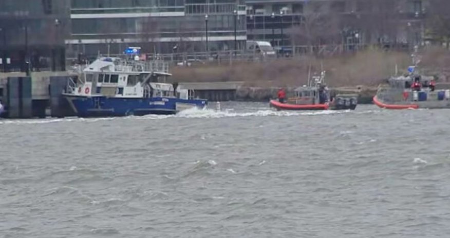 В Нью-Йорке вертолет рухнул в реку