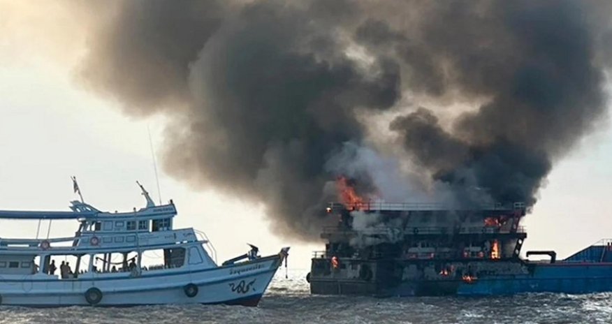 В Таиланде с горящего туристического теплохода спасли 26 человек