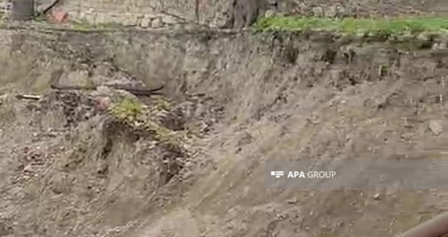 Qubada torpaq sürüşməsi olub, kəndin əsas yolu bağlanıb