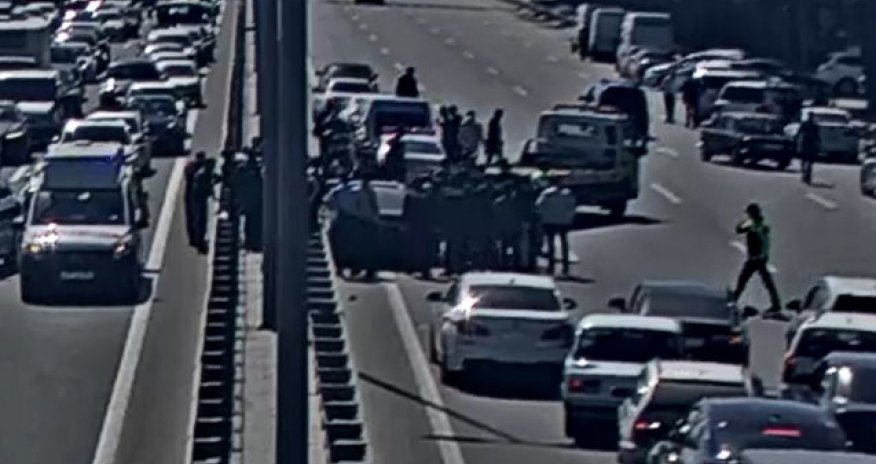 Aeroport yolunda qəza olub,sıxlıq yaranıb