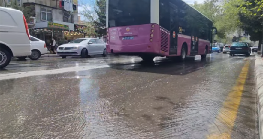 Возле одной из станций бакинского метро затопило улицу