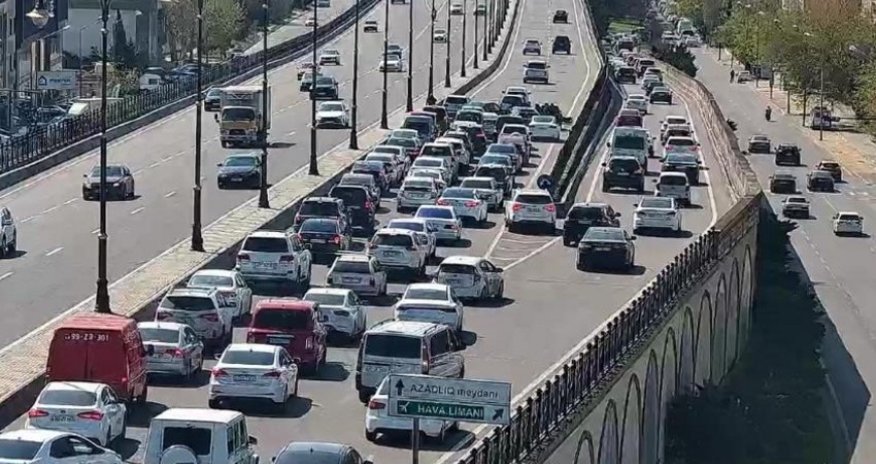 В Баку на двух проспектах возникли заторы из-за ДТП