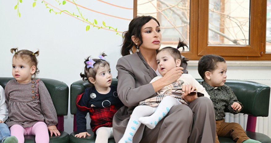 Mehriban Əliyeva və Leyla Əliyeva körpələr evində olublar