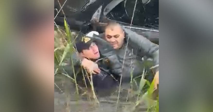 Polis suya düşən sürücünü son anda xilas edib - Video