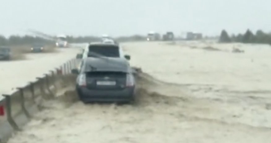 Bakı-Quba yolunu su basıb, maşınlar ödənişli yola yönləndirilib