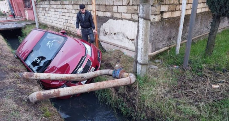 Lənkəranda avtomobil kanala aşıb, xəsarət alan var