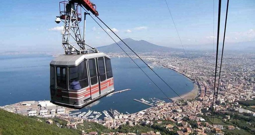 При обрушении фуникулера под Неаполем погибли не менее трех человек