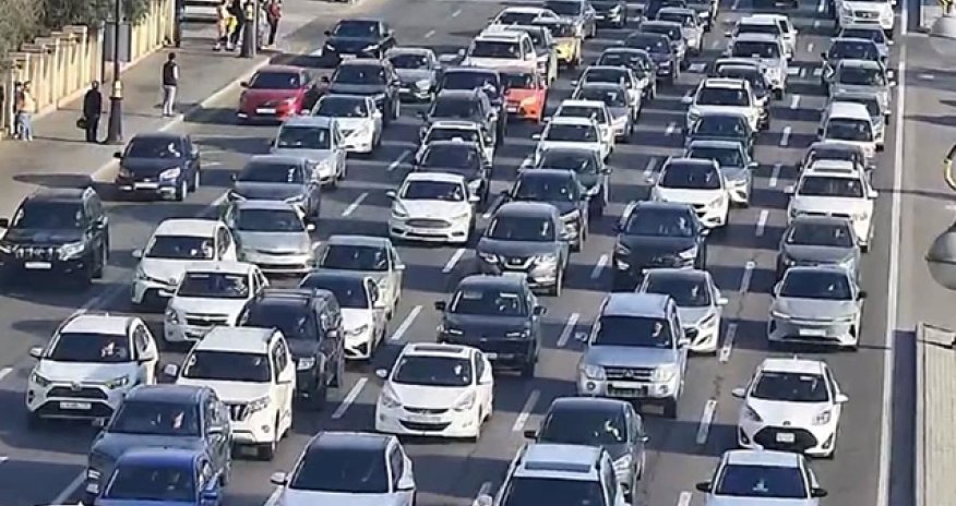 11 istiqamət üzrə yollarda tıxac var